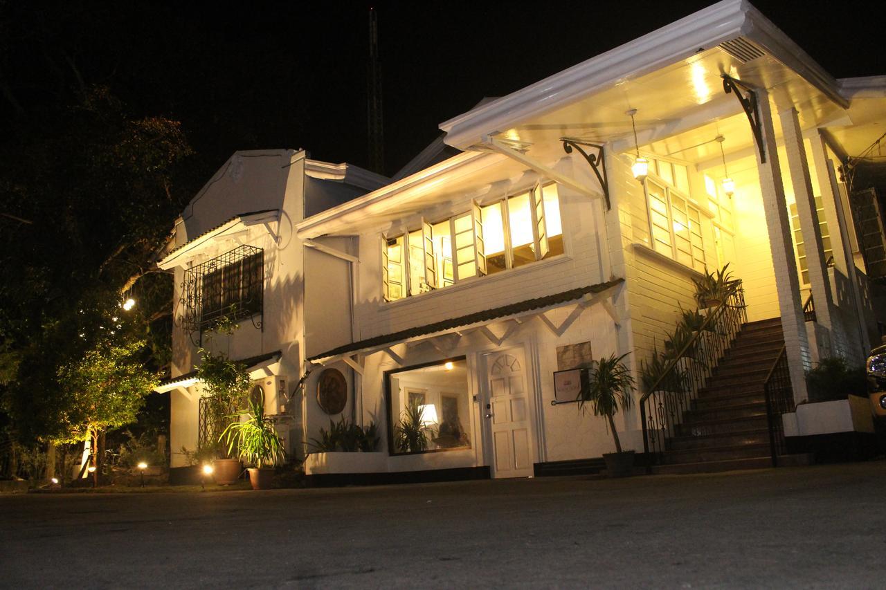 The White Bed And Breakfast Bacolod Bagian luar foto