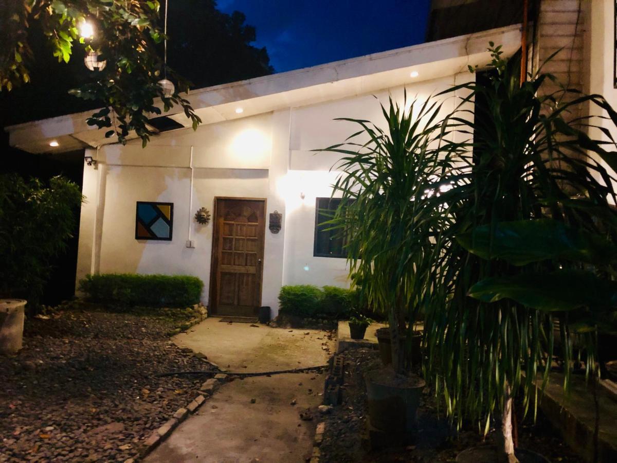 The White Bed And Breakfast Bacolod Bagian luar foto